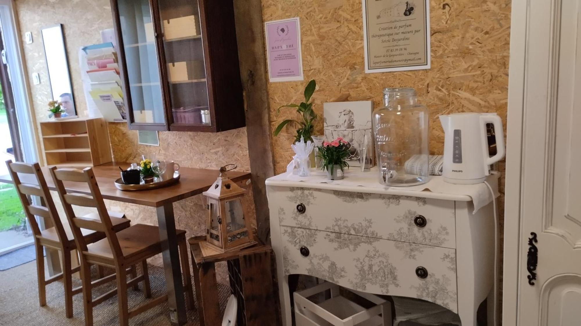 Le Laboratoire Shabby Chic De La Parfumerie Du Manoir Chavagne Exteriör bild