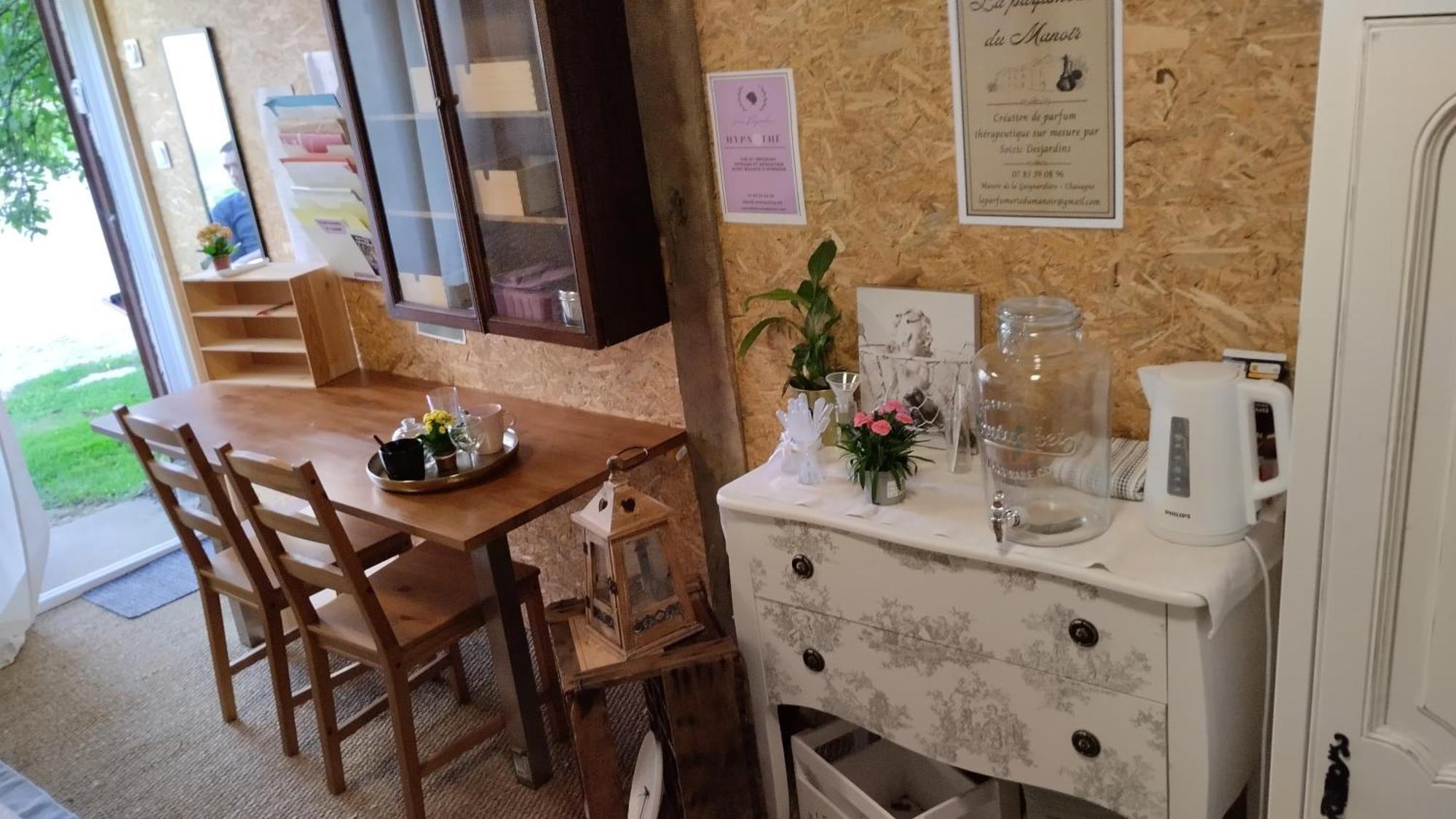 Le Laboratoire Shabby Chic De La Parfumerie Du Manoir Chavagne Exteriör bild